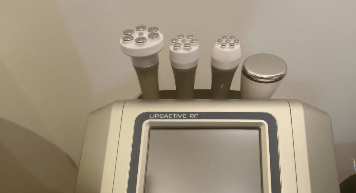 Equipo Lipoactive RF con cabezales de cavitación en el consultorio de Aelux Spa