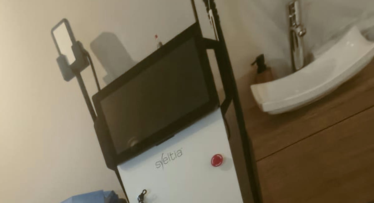 Equipo de depilación láser diodo en la cabina de Aelux Spa